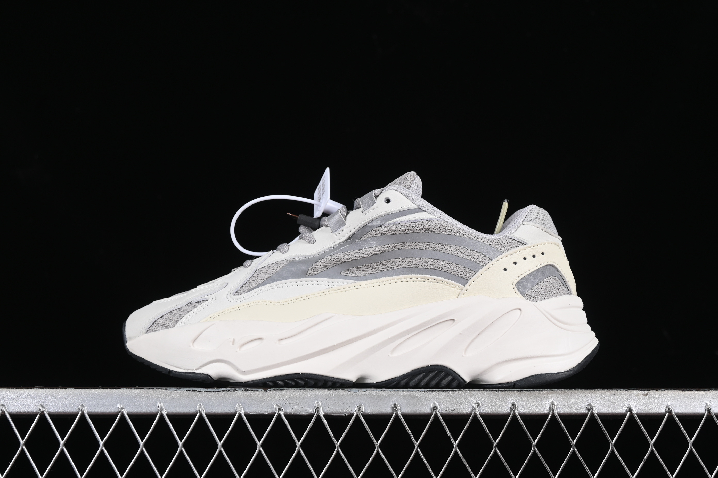 Ad Yeezy Boost 700 V2 'Static' EF2829