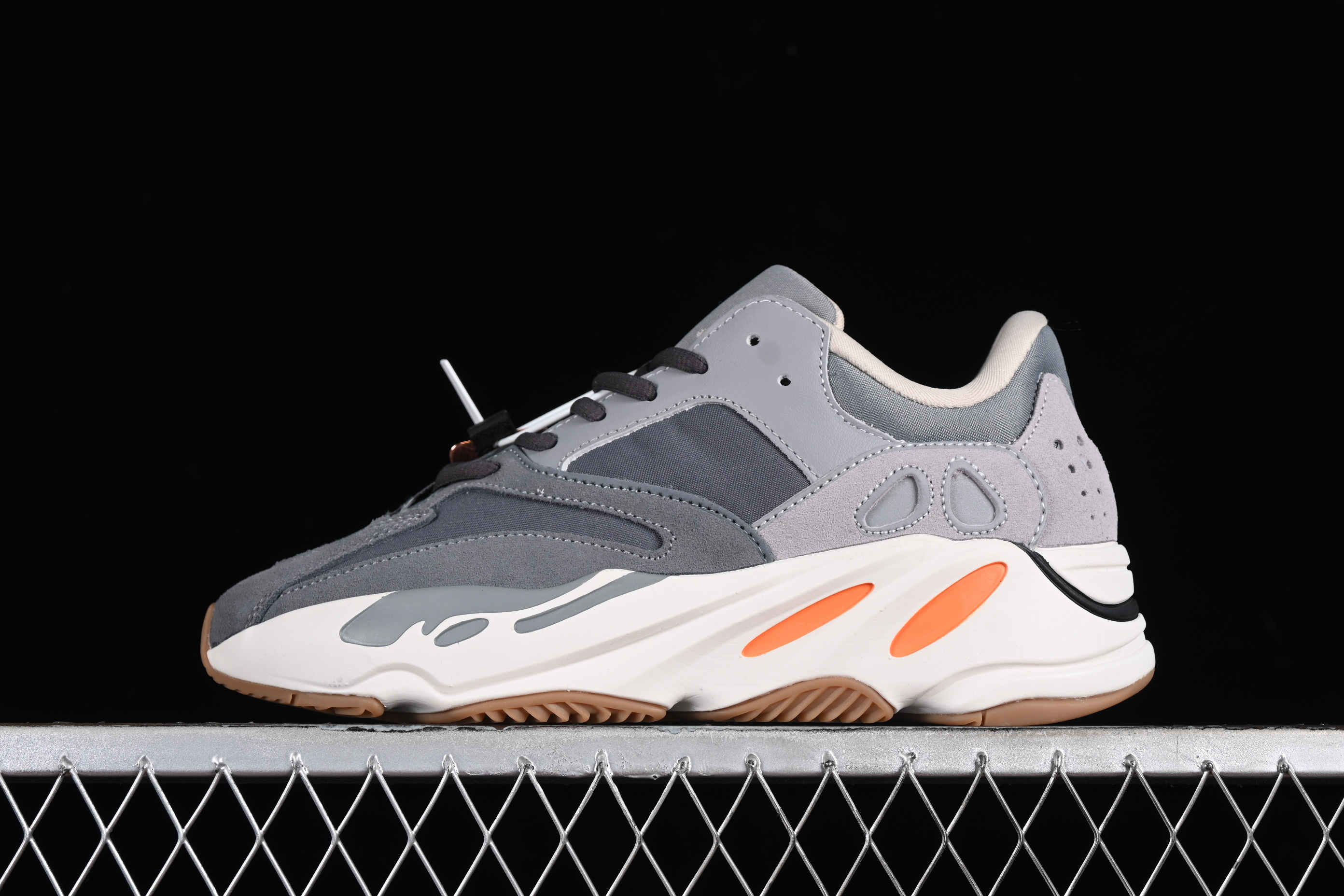 Ad Yeezy Boost 700 'Magnet' FV9922