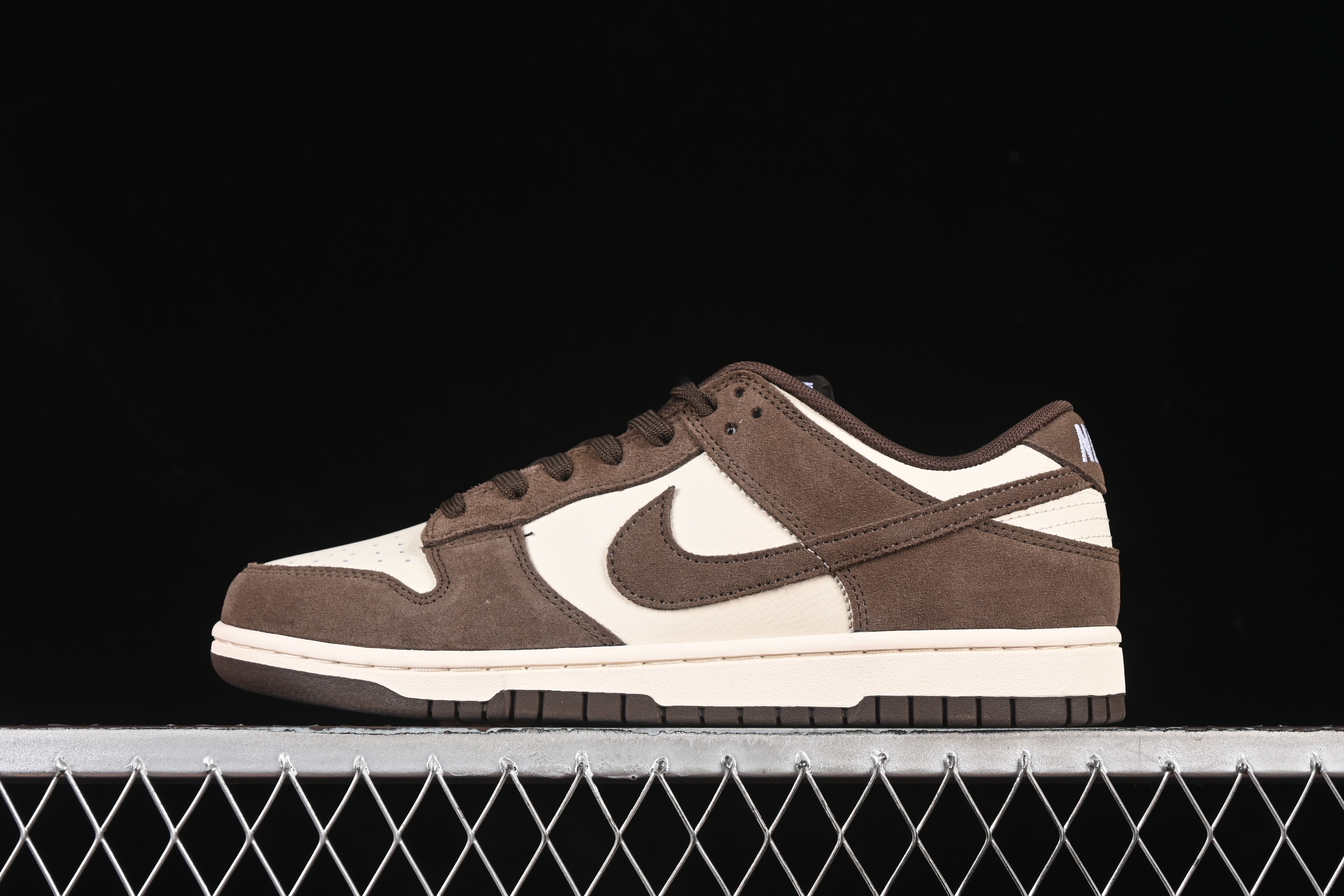 Nike SB Dunk Low FQ8249-104